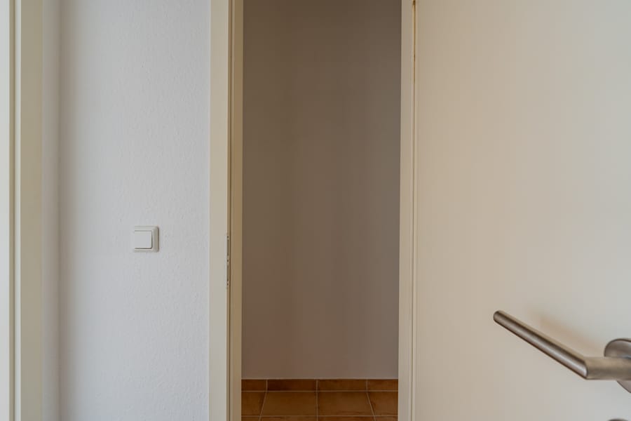 Flur mit offener Abstellraumtür - BEZUGSFREI – AM PARK PANKOW – Exklusive Eigentumswohnung in ganz besonderer Lage *PROVISIONSFREI*