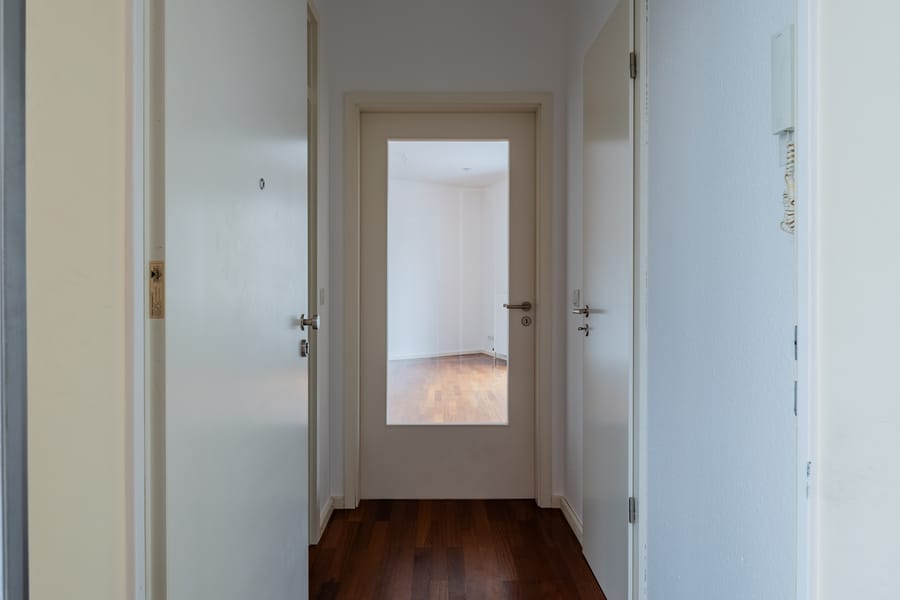 Heller Flur mit Glas-Innentür und Parkettboden - BEZUGSFREI – AM PARK PANKOW – Exklusive Eigentumswohnung in ganz besonderer Lage *PROVISIONSFREI*