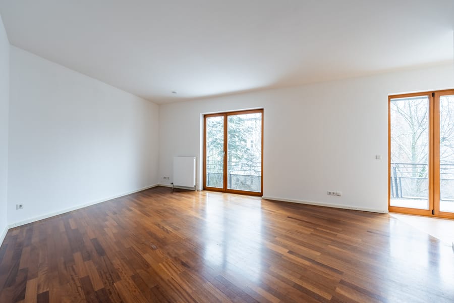 Helles Wohnzimmer mit Parkett und Balkon - BEZUGSFREI – AM PARK PANKOW – Exklusive Eigentumswohnung in ganz besonderer Lage *PROVISIONSFREI*