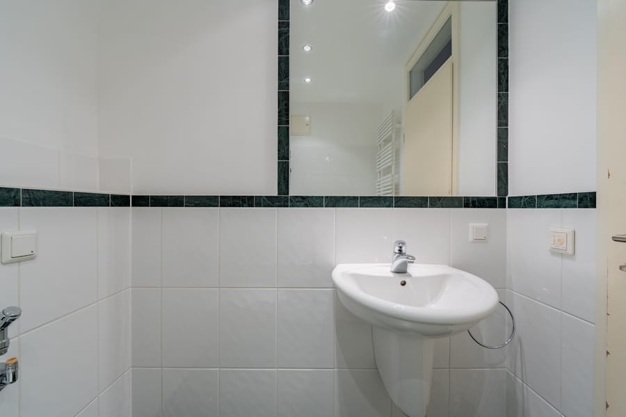 Modernes Gäste-WC mit Keramikwaschtisch - BEZUGSFREI – AM PARK PANKOW – Exklusive Eigentumswohnung in ganz besonderer Lage *PROVISIONSFREI*