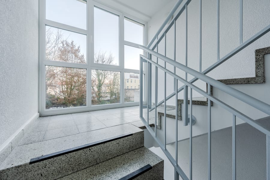 Treppenhaus - Gut geschnittene 2-Zimmer-Wohnung mit Balkon und viel Tageslicht