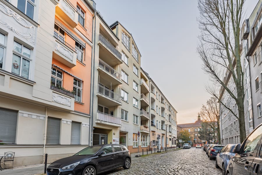 Außenansicht Wohnhaus - Gut geschnittene 2-Zimmer-Wohnung mit Balkon und viel Tageslicht