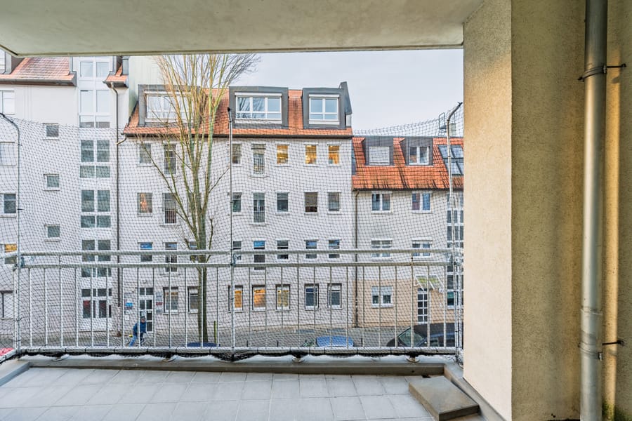 Blick von Loggia - Gut geschnittene 2-Zimmer-Wohnung mit Balkon und viel Tageslicht