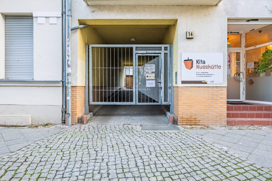 Außenansicht Eingang - Gut geschnittene 2-Zimmer-Wohnung mit Balkon und viel Tageslicht