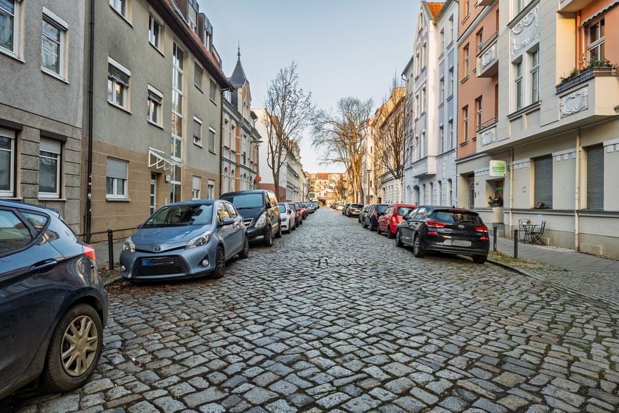 Straßenansicht - Gut geschnittene 2-Zimmer-Wohnung mit Balkon und viel Tageslicht