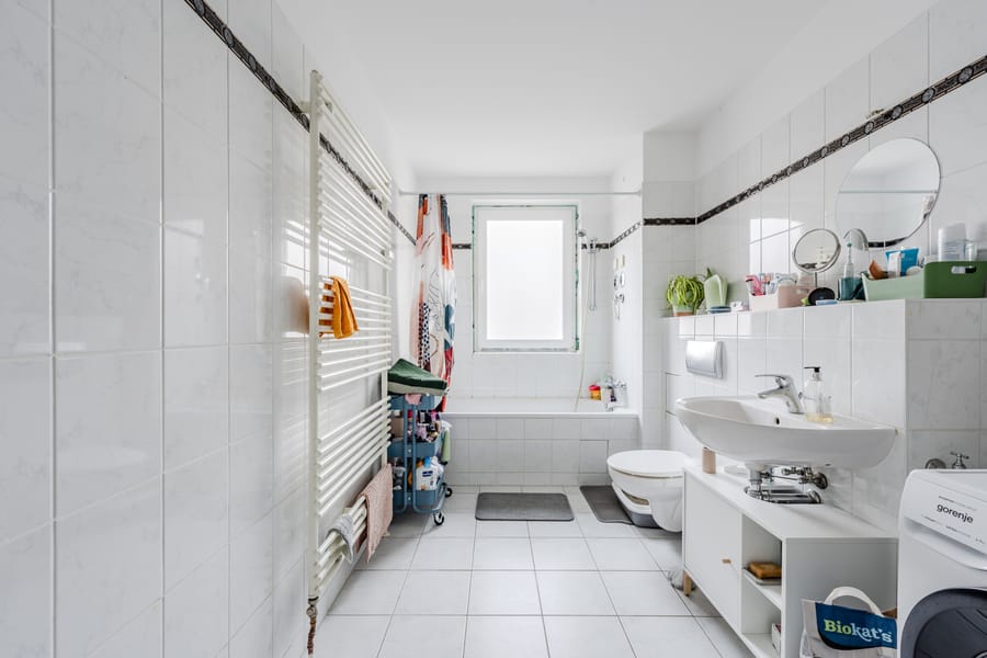 Badezimmer - Gut geschnittene 2-Zimmer-Wohnung mit Balkon und viel Tageslicht