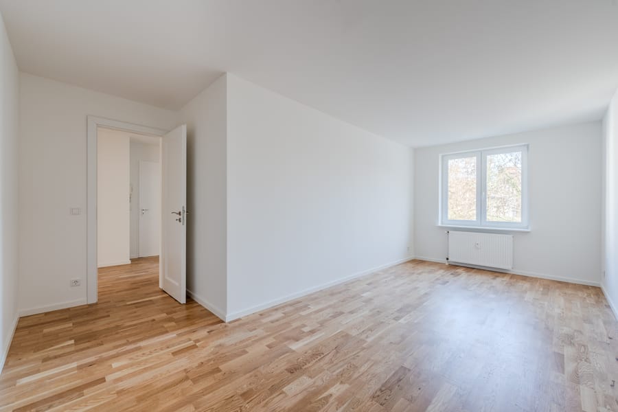 Erstes Schlafzimmer - Hochwertig saniert: Helle 3-Zimmer-Wohnung mit Balkon und EBK