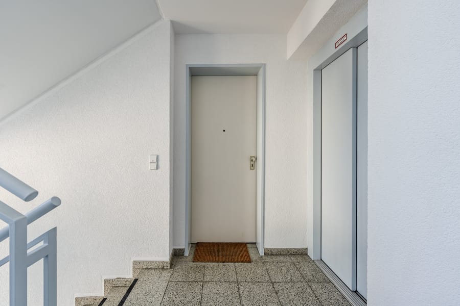 Eingangstür - Hochwertig saniert: Helle 3-Zimmer-Wohnung mit Balkon und EBK