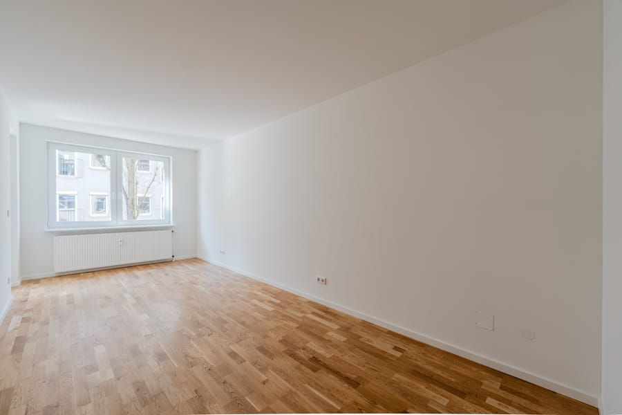 Zweites Schlafzimmer mit Balkonzugang - Hochwertig saniert: Helle 3-Zimmer-Wohnung mit Balkon und EBK