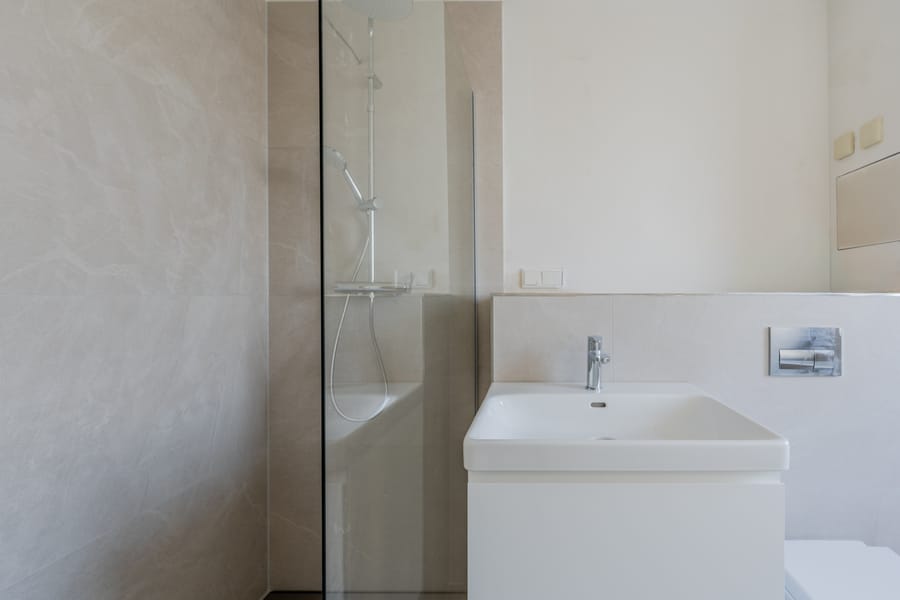 Bad - Hochwertig saniert: Helle 3-Zimmer-Wohnung mit Balkon und EBK