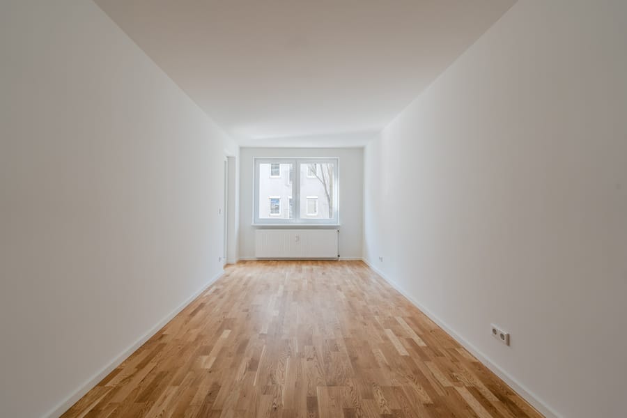 Zweites Schlafzimmer mit Balkonzugang - Hochwertig saniert: Helle 3-Zimmer-Wohnung mit Balkon und EBK