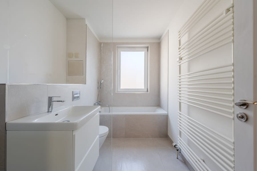 Bad - Hochwertig saniert: Helle 3-Zimmer-Wohnung mit Balkon und EBK