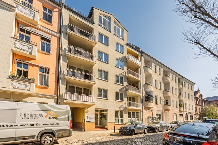 Außenansicht - Hochwertig saniert: Helle 3-Zimmer-Wohnung mit Balkon und EBK