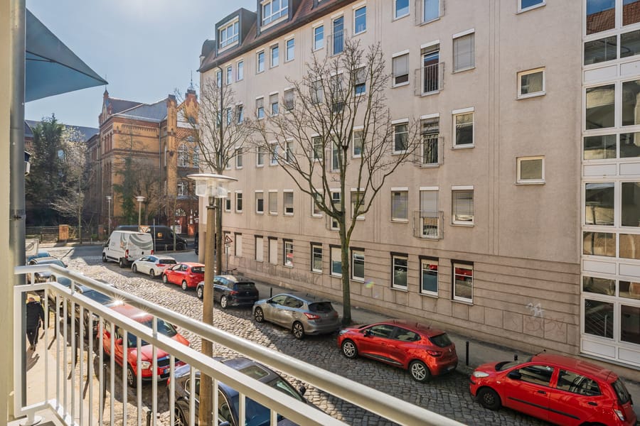 Balkonaussicht - Hochwertig saniert: Helle 3-Zimmer-Wohnung mit Balkon und EBK