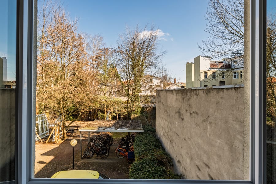 Aussicht zum Innenhof - Hochwertig saniert: Helle 3-Zimmer-Wohnung mit Balkon und EBK