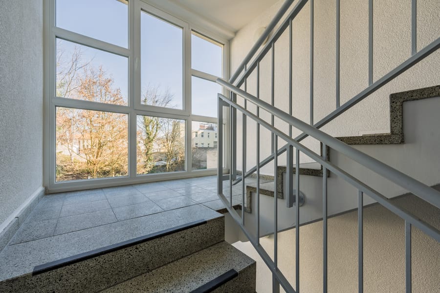 Treppenhaus - Hochwertig saniert: Helle 3-Zimmer-Wohnung mit Balkon und EBK