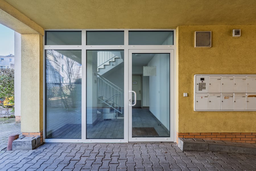 Eingang Treppenhaus - Hochwertig saniert: Helle 3-Zimmer-Wohnung mit Balkon und EBK