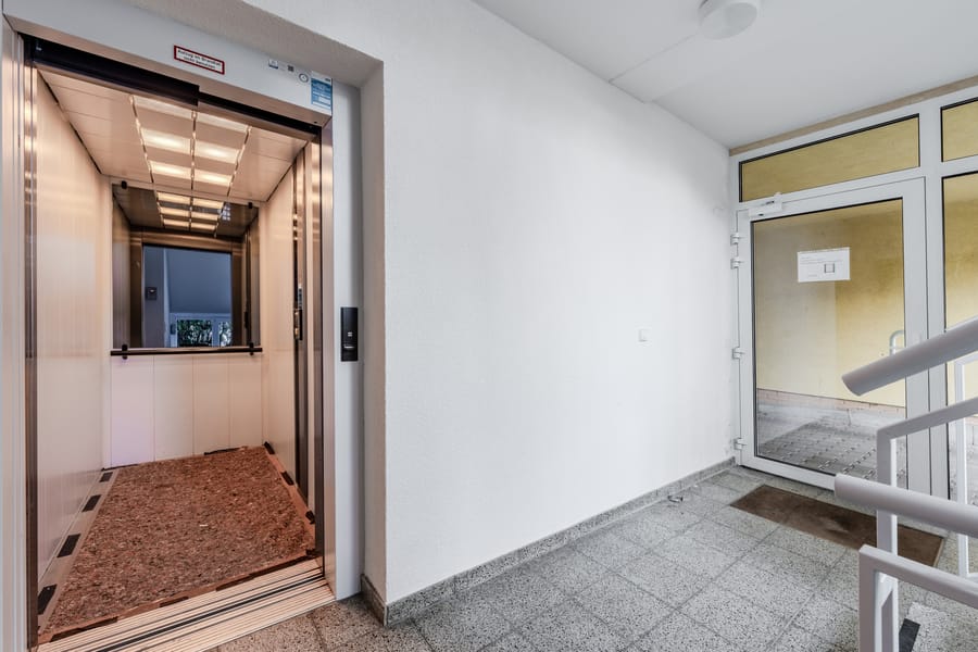 Treppenhaus mit Aufzug - Helle 2-Zimmer-Wohnung mit Balkon in ruhiger Lage