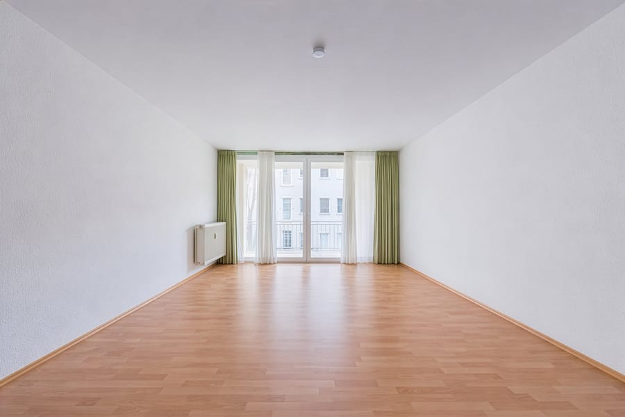 Wohnzimmer - Helle 2-Zimmer-Wohnung mit Balkon in ruhiger Lage