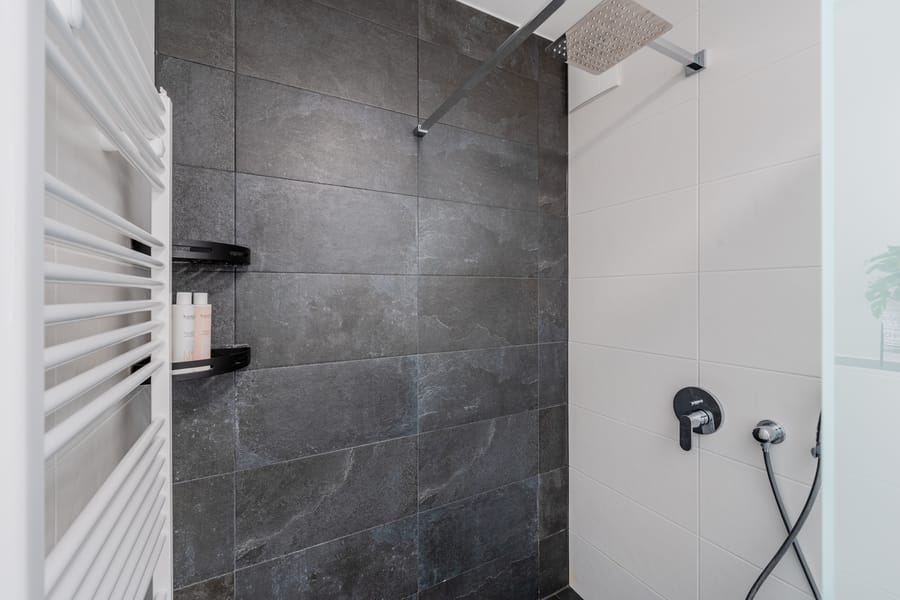 अंदर लगा हुआ रेन शॉवर - प्रकाश, स्थान, जीवन की गुणवत्ता – खूबसूरत कार्लशोर्स्ट में आधुनिक जीवन का आनंद लें