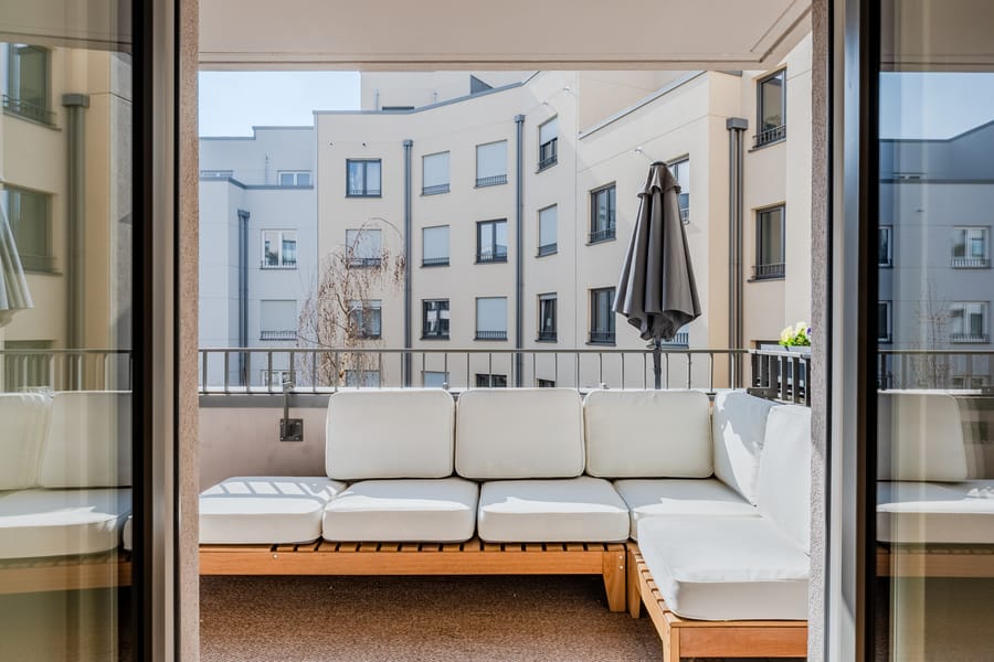 दक्षिणमुखी बालकनी - प्रकाश, स्थान, जीवन की गुणवत्ता – खूबसूरत कार्लशोर्स्ट में आधुनिक जीवन का आनंद लें