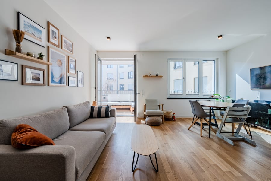 लिविंग रूम से टैरेस का दृश्य - प्रकाश, स्थान, जीवन की गुणवत्ता – खूबसूरत कार्लशोर्स्ट में आधुनिक जीवन का आनंद लें