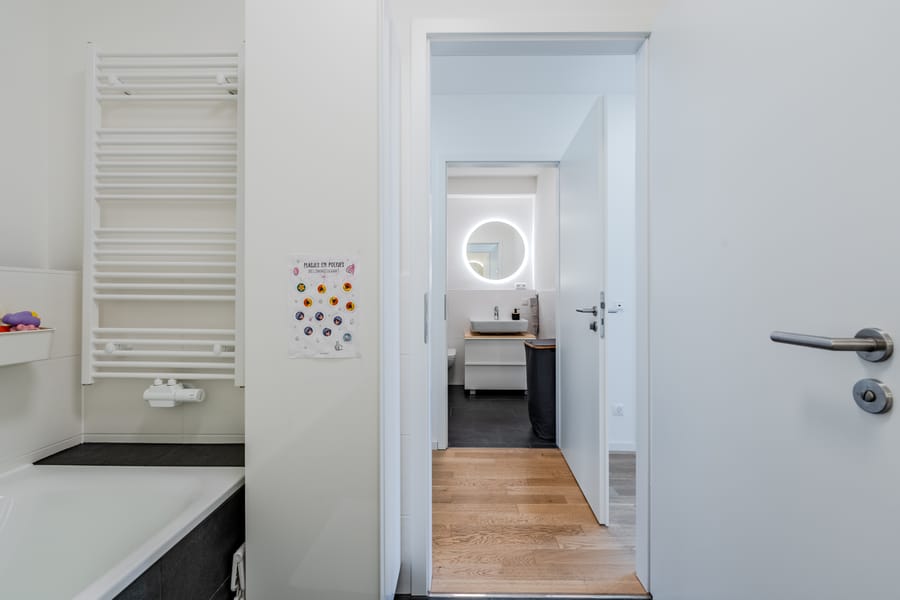 बाथटब - प्रकाश, स्थान, जीवन की गुणवत्ता – खूबसूरत कार्लशोर्स्ट में आधुनिक जीवन का आनंद लें