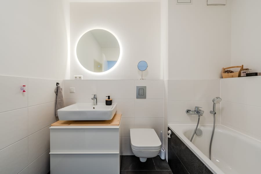 बाथरूम 2 - प्रकाश, स्थान, जीवन की गुणवत्ता – खूबसूरत कार्लशोर्स्ट में आधुनिक जीवन का आनंद लें