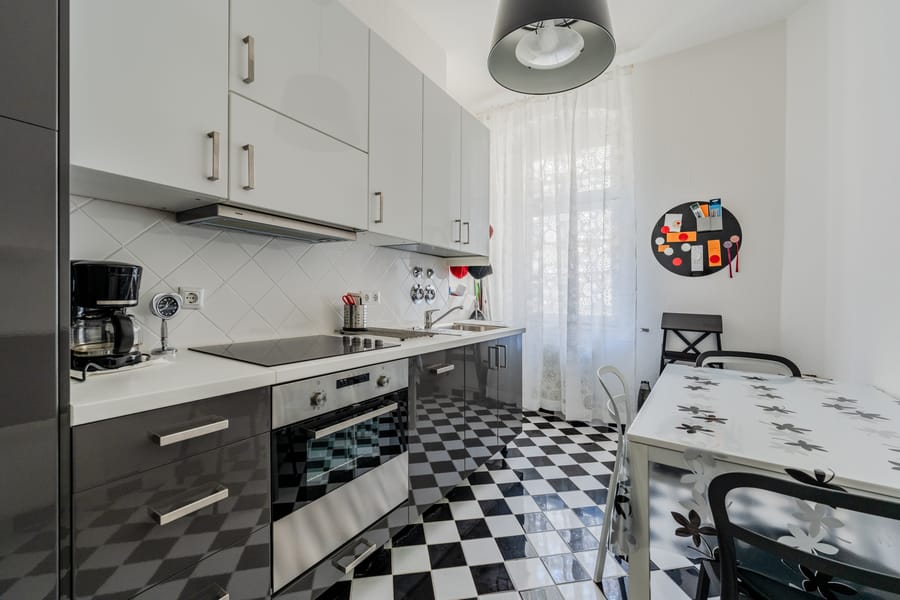 Lichte inbouwkeuken met traanplaattegels - Centrum in Friedrichshain - oud flatgebouw bij Traveplatz