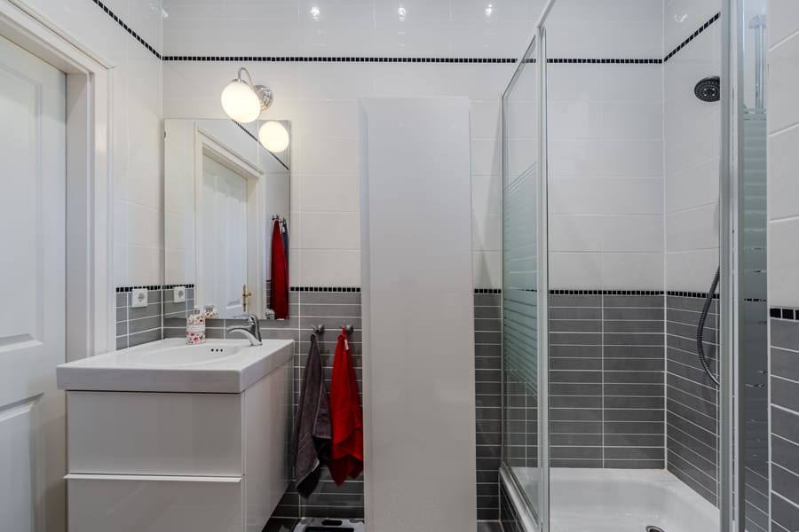 Moderne badkamer met douche en wastafel - Centrum in Friedrichshain - Oud gebouw appartement in de buurt van Traveplatz
