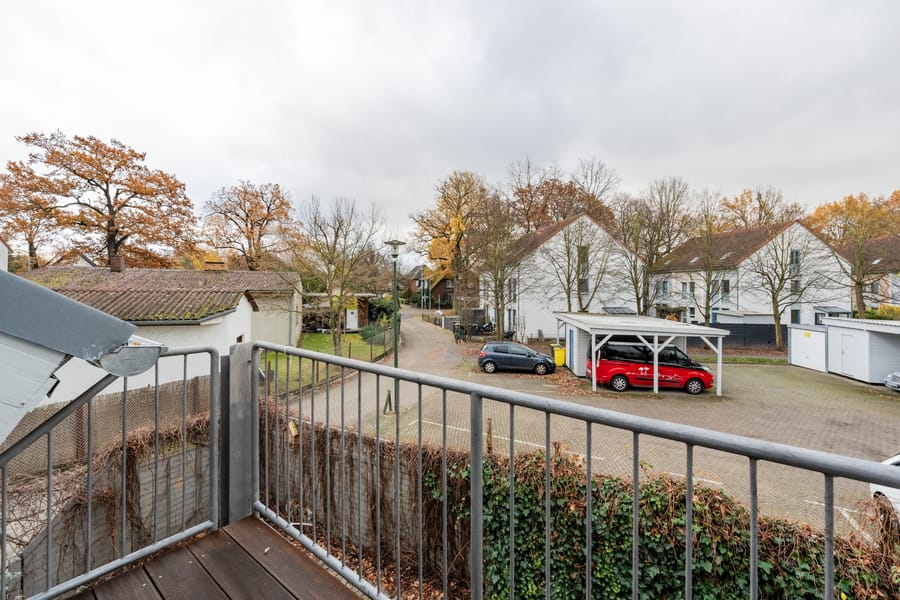 Balcony upper floor - Modernised terraced corner house in a quiet residential area