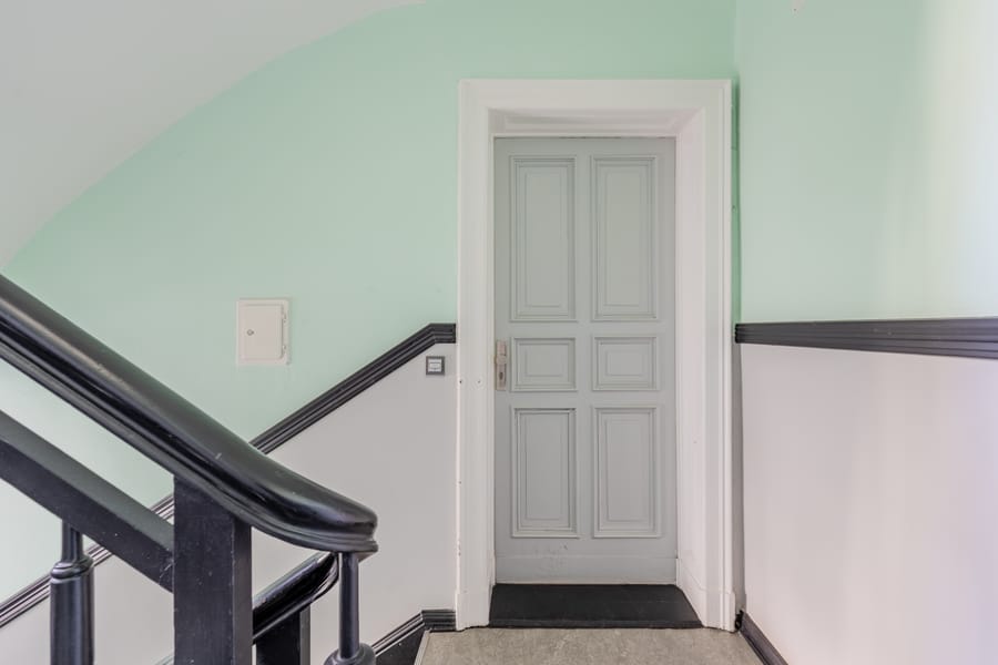 Wohnungseingang im Altbauflur - Cozy Single Appartment – ready to move in from October 2024