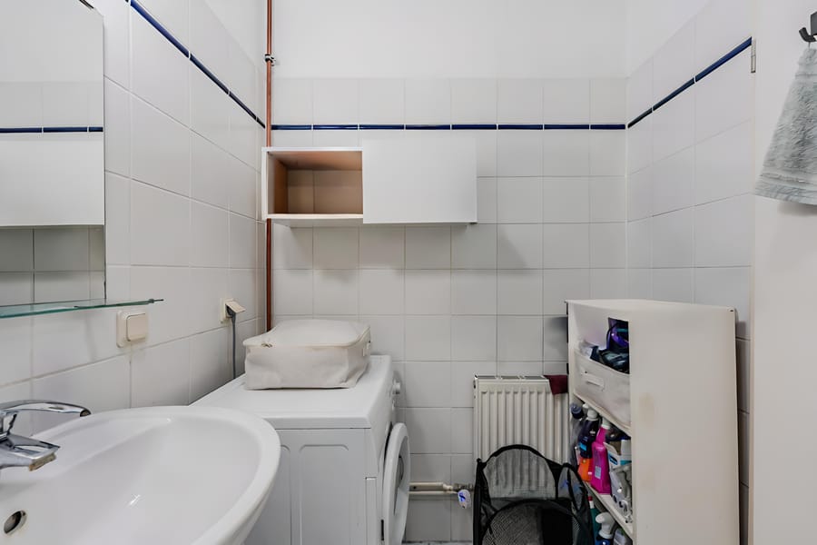 Badezimmer mit Waschmaschine und Regal - Cozy Single Appartment – ready to move in from October 2024