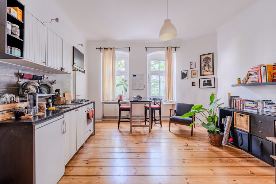 Altbauwohnung mit offener Wohnküche - Cozy Single Appartment – ready to move in from October 2024