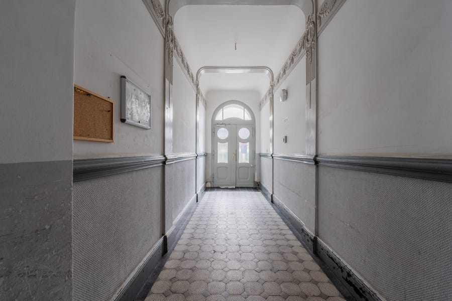 Hal - VRIJ IN TE VERHUIZEN - Mooie stucwerk flat in een oud gebouw tussen de Weserstraße en de Sonnenallee