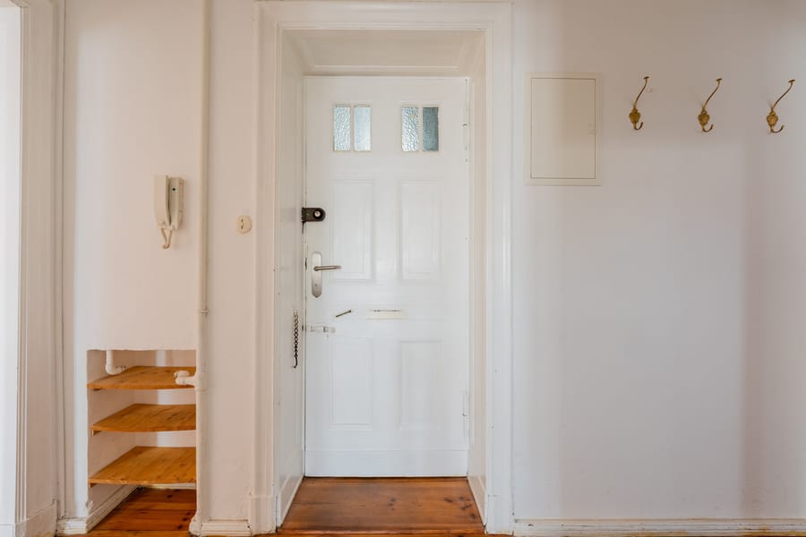 Flatdeur - VRIJ IN TE VERHUIZEN - Mooie stucwerk flat in een oud gebouw tussen Weserstraße en Sonnenallee