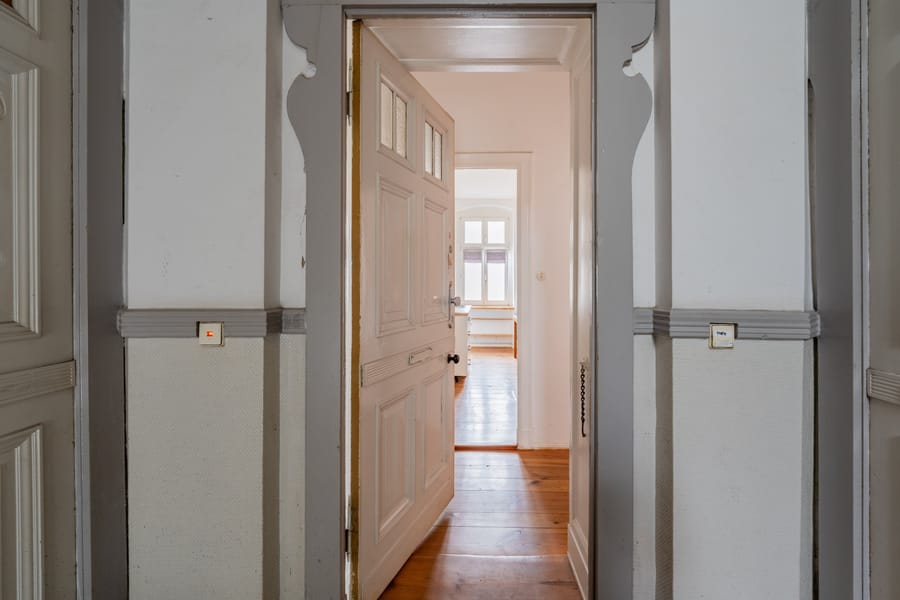 Uitzicht vanuit de gang - VRIJ IN TE VERHUIZEN - Mooie stucwerk flat in een oud gebouw tussen de Weserstraße en de Sonnenallee