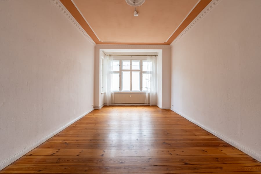 Lichte woonkamer - VRIJ IN TE VERHUIZEN - Mooie stucwerk flat in een oud gebouw tussen Weserstraße en Sonnenallee