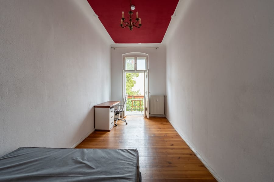 Slaapkamer - VRIJ IN TE VERHUIZEN - Mooie stucwerk flat in een oud gebouw tussen Weserstraße en Sonnenallee