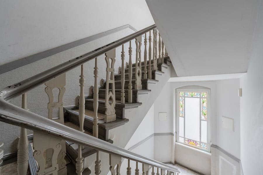 Trap met oude bouwdetails - VRIJ IN TE VERHUIZEN - Prachtige stucwerkflat in een oud gebouw tussen de Weserstraße en de Sonnenallee