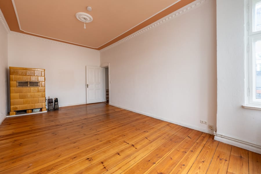 Grote woonkamer - VRIJ IN TE VERHUIZEN - Mooie stucwerk flat in een oud gebouw tussen Weserstraße en Sonnenallee