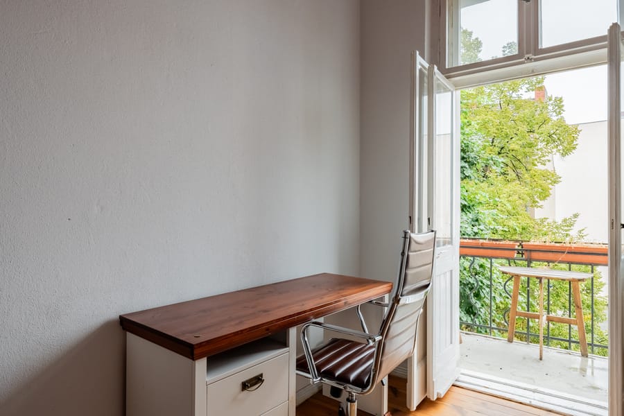 Werkplek op het balkon - VRIJ IN TE VERHUIZEN - Mooie stucwerk flat in een oud gebouw tussen Weserstraße en Sonnenallee