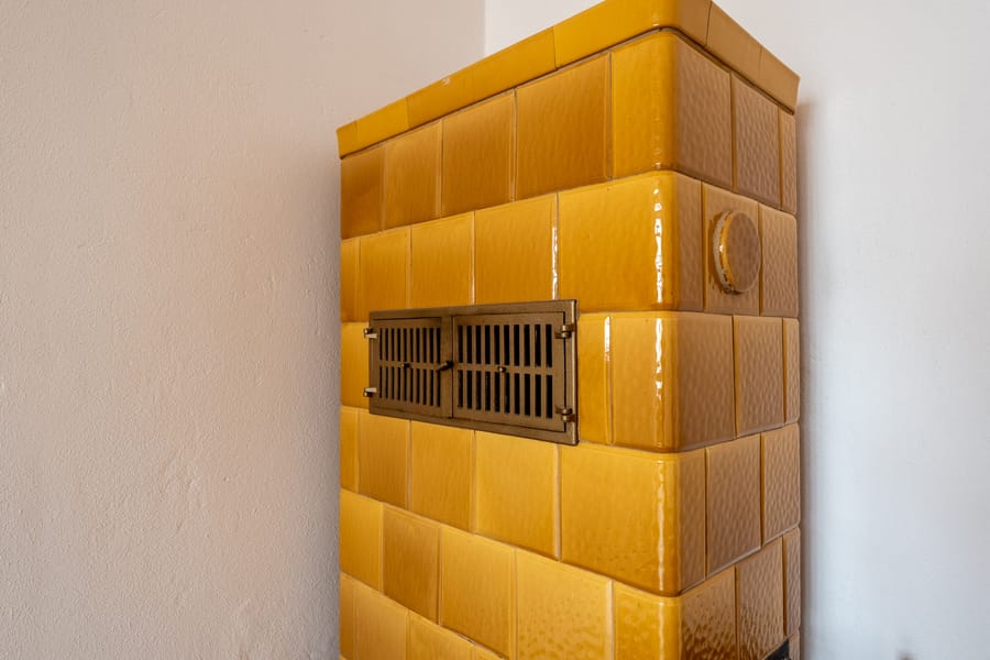 Historische tegelkachel - VRIJ IN TE VERHUIZEN - Mooie stucwerk flat in een oud gebouw tussen Weserstraße en Sonnenallee