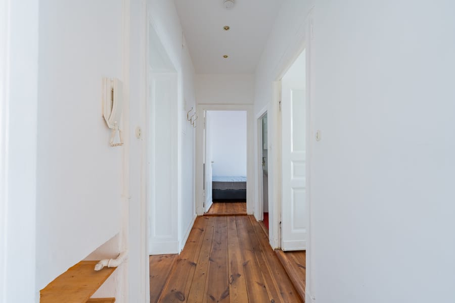 Uitzicht op de slaapkamer - VRIJ IN TE VERHUIZEN - Mooie stucwerk flat in een oud gebouw tussen Weserstraße en Sonnenallee