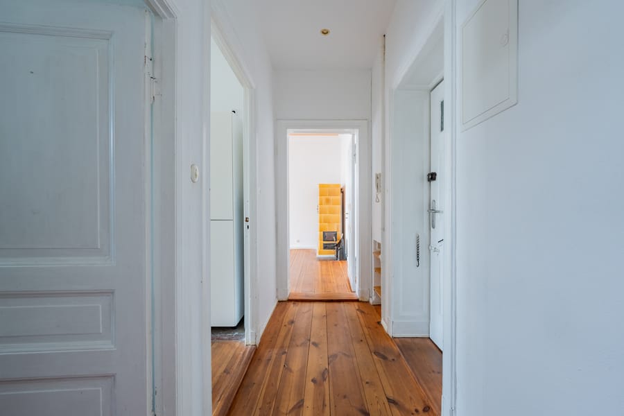 Zicht op de woonkamer - VRIJ IN TE VERHUIZEN - Mooie stucwerk flat in een oud gebouw tussen de Weserstraße en de Sonnenallee