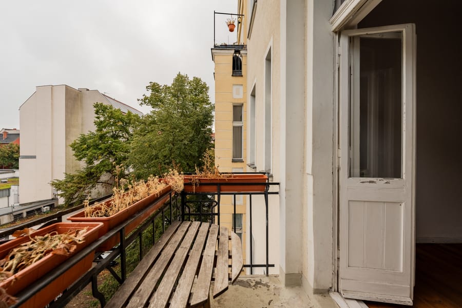 Uitzicht richting Sonnenallee - VRIJ IN TE VERHUIZEN - Mooie stucwerk flat in een oud gebouw tussen Weserstraße en Sonnenallee