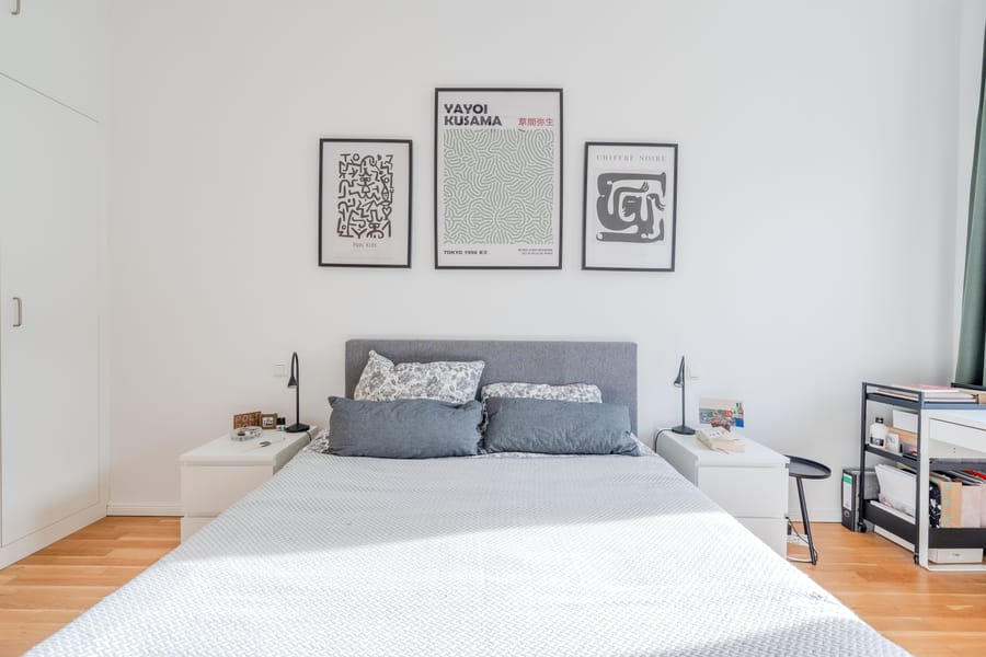 Schlafzimmer - Modern, mittendrin, mit Balkon zur Sonne – 2-Zimmer im Boxhagener Kiez