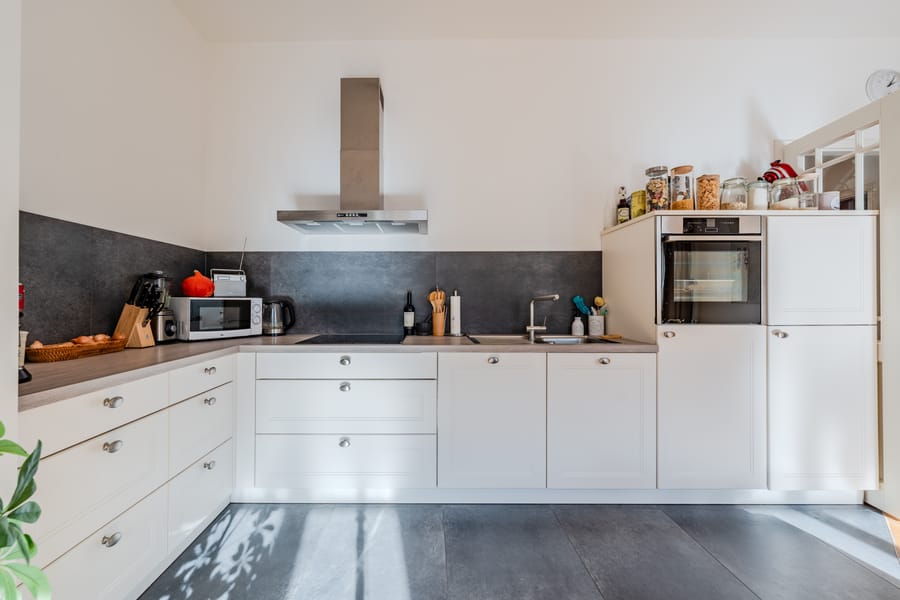 Offene Küche - Modern, mittendrin, mit Balkon zur Sonne – 2-Zimmer im Boxhagener Kiez