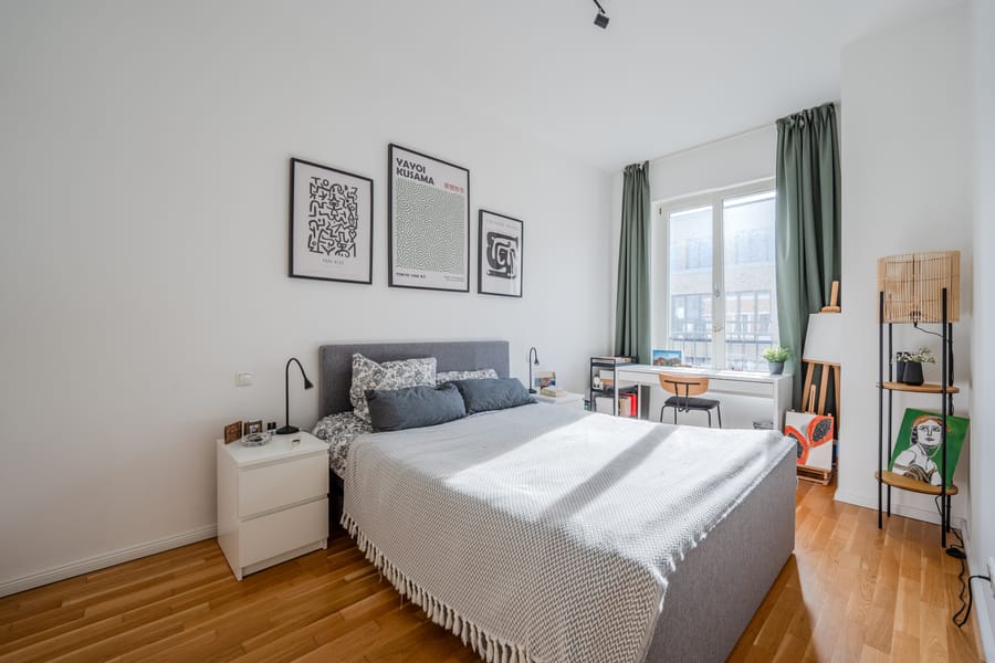 Schlafzimmer - Modern, mittendrin, mit Balkon zur Sonne – 2-Zimmer im Boxhagener Kiez