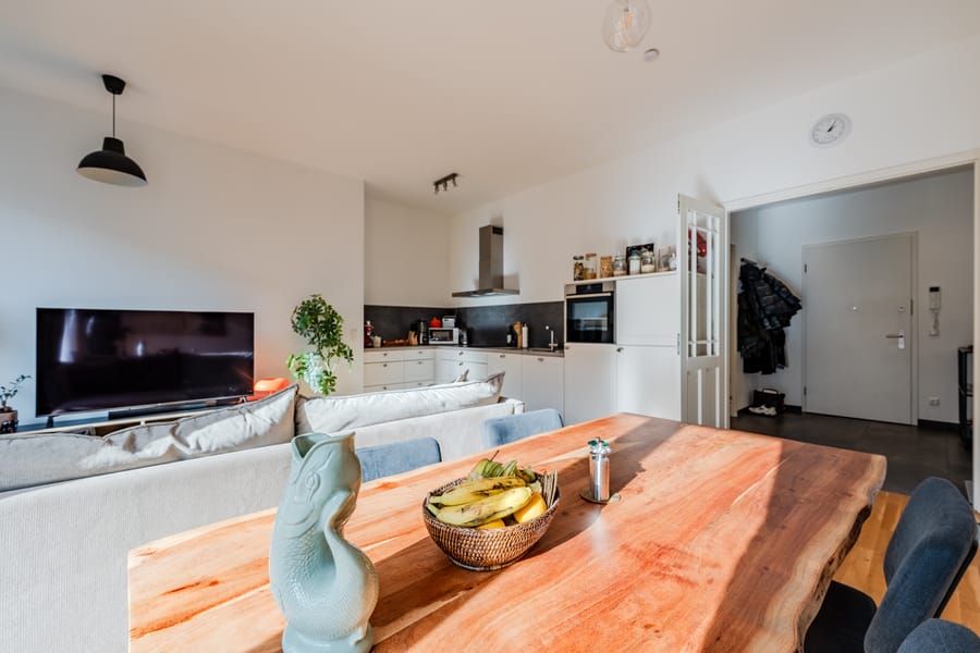 Wohnbereich mit offener Küche - Modern, mittendrin, mit Balkon zur Sonne – 2-Zimmer im Boxhagener Kiez